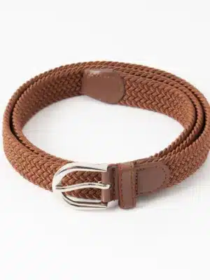 Strikkbelte i fargen cognac med sølv beltehempe