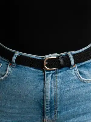 Svart strikkbelte med sølv eller svart beltehempe